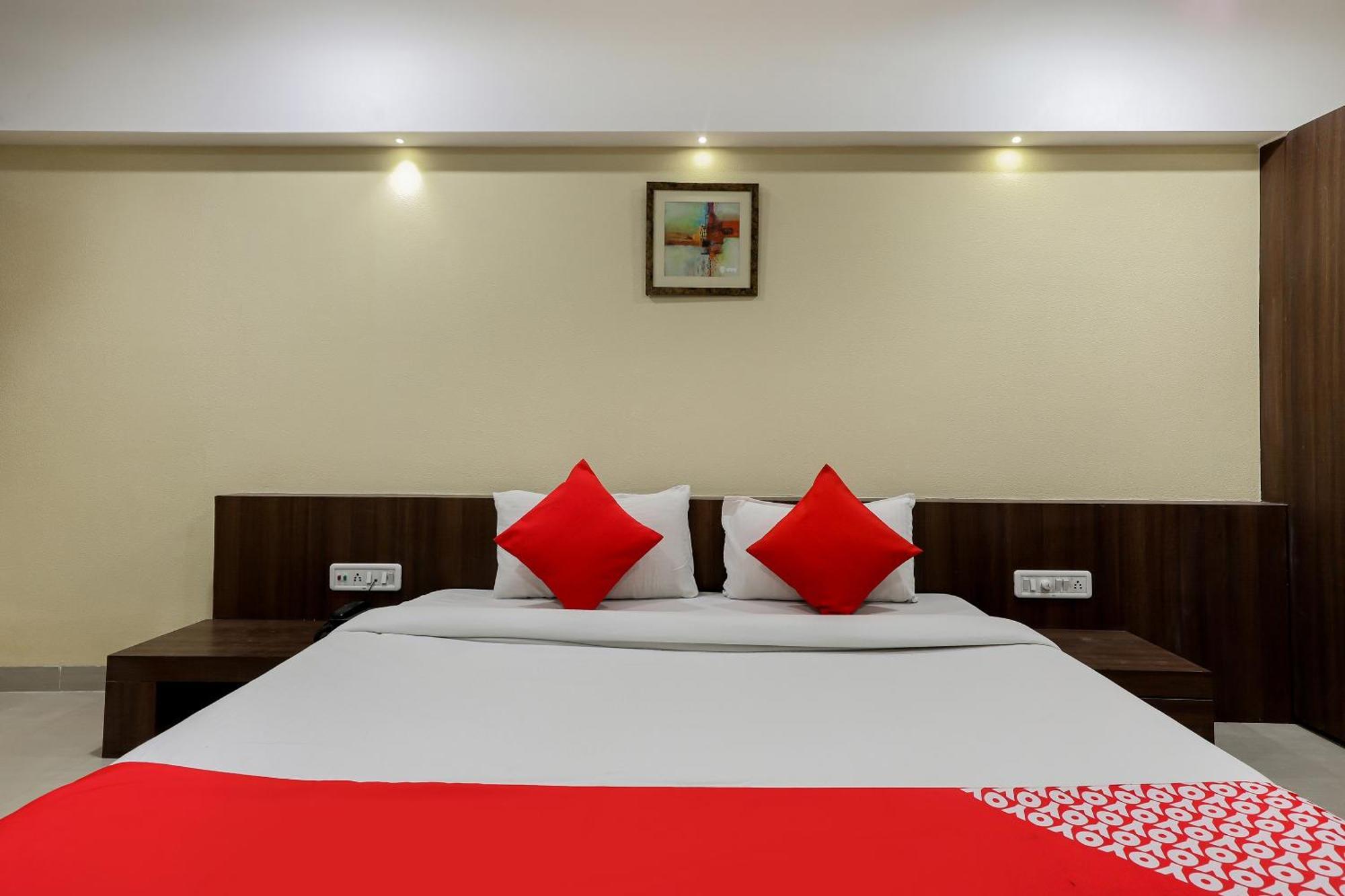 OYO 70099 Hotel Relax Indore Exterior foto